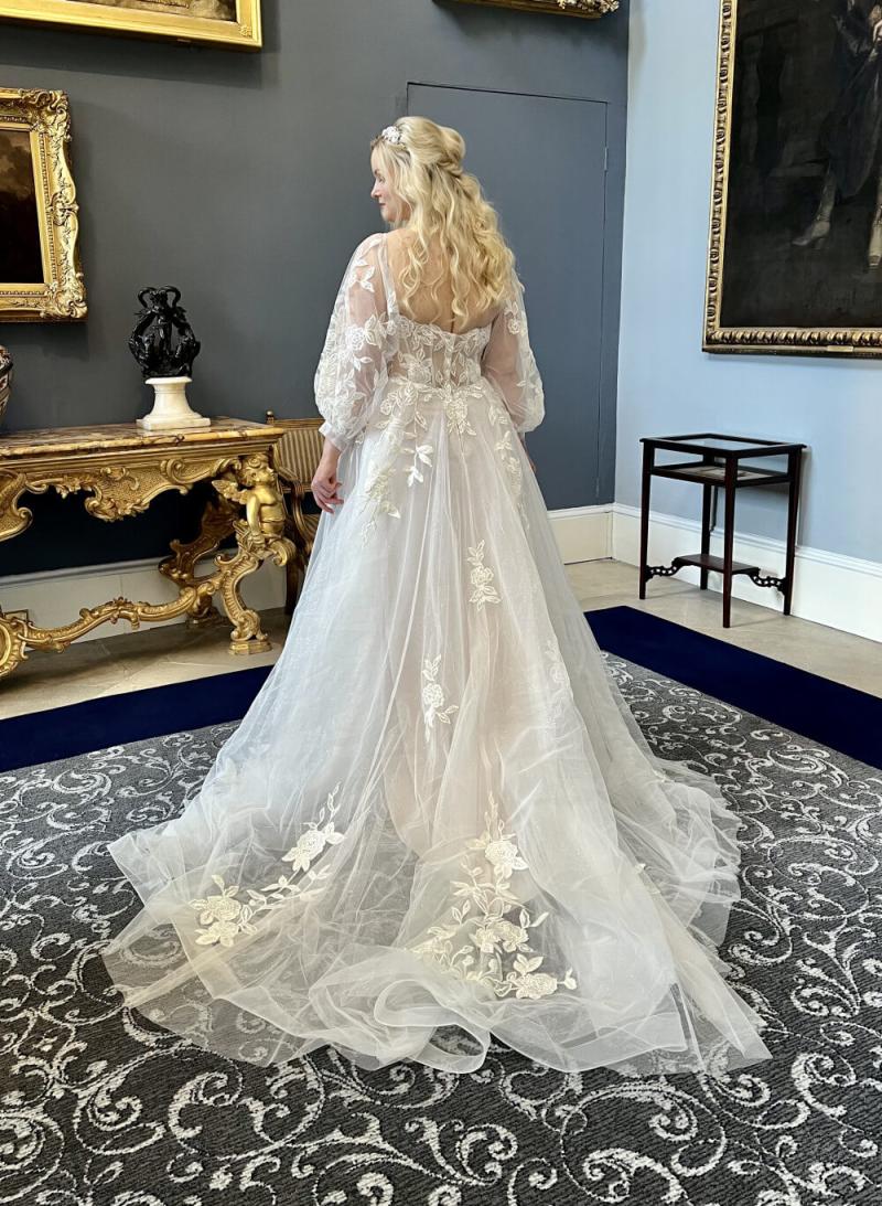 big-hair-energy-by-tiel-wedding-portfolio-1682427877.jpeg bridal hair for long sleeved dress