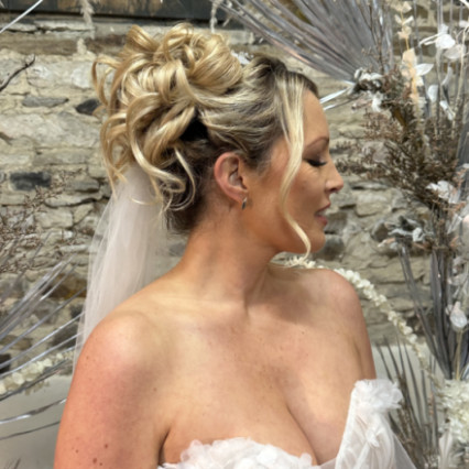 Bridal boho style updo - #bridalhair #updo #highbun