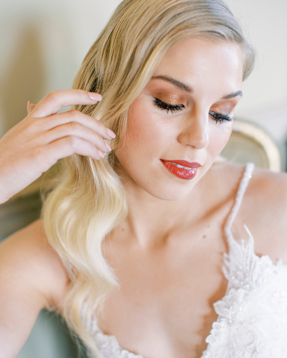 Styled editorial at the opulent Prestwold Hall, Leicestershire. - Make Me Bridal Artist: Blondelle Beauty. Photography by: Sophie May Photo. #glamourous #romantic #eveningmakeup #luxurywedding #luxurymakeup