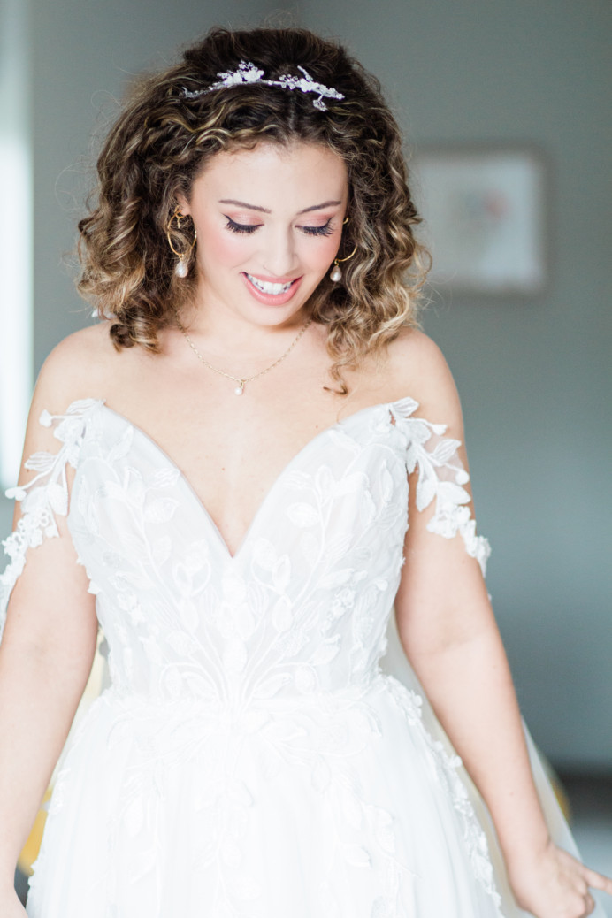 Chesca - married at Rutland Water, September 2021. - Make Me Bridal Artist: Blondelle Beauty. Photography by: Samantha Harrison. #bridalmakeup #glamourous #romantic #freshmakeup #luxury #blushingbride #blush #luxurywedding
