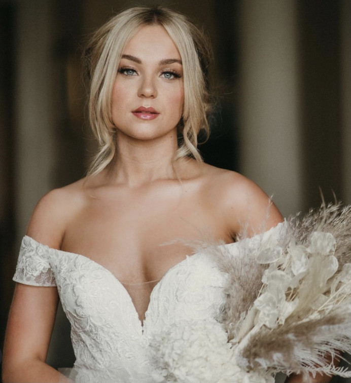- Make Me Bridal Artist: Jennifer Ross Make up. Photography by: Jacqui. #glamorous #boho #blonde #bridalmakeup #flowers