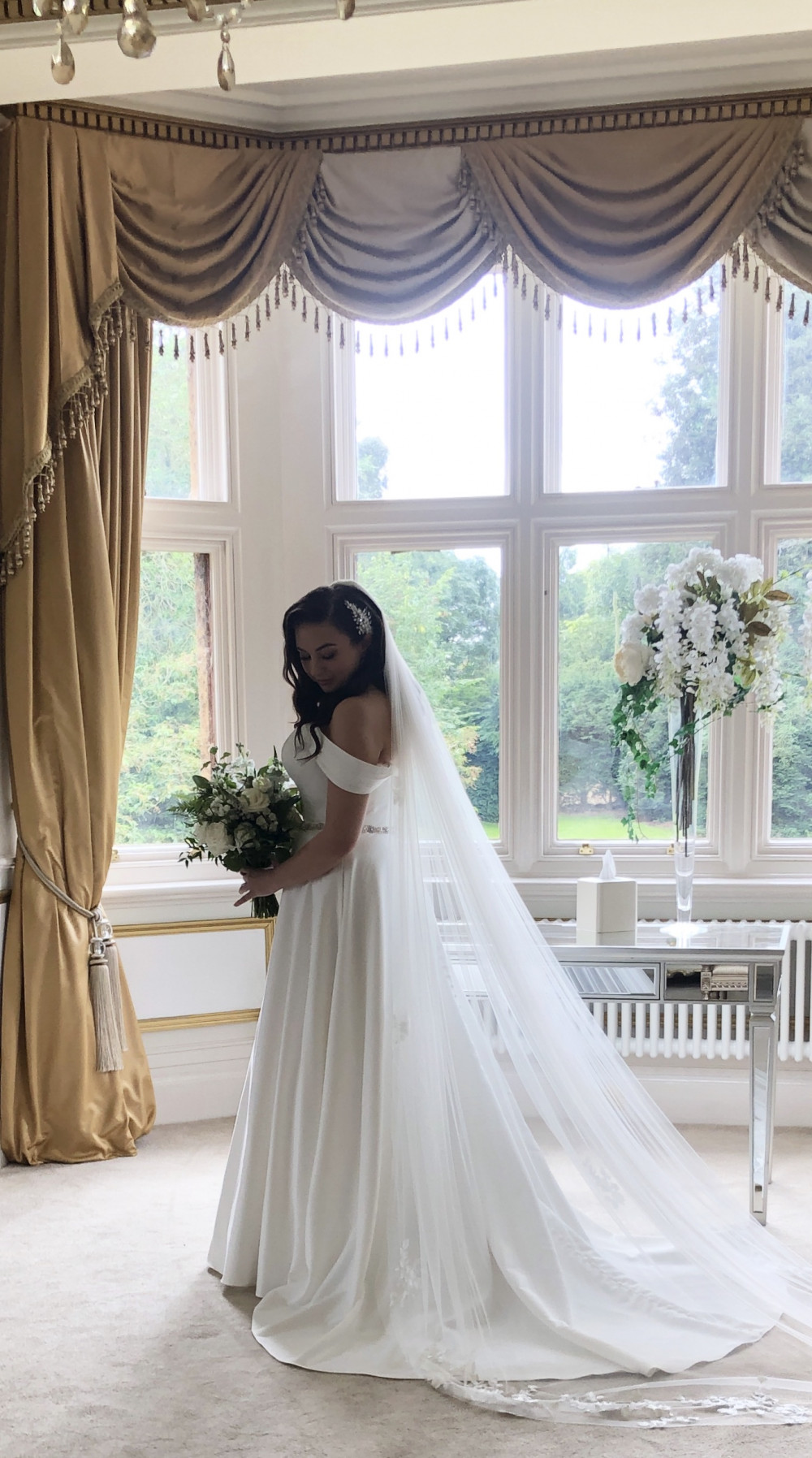 Glamorous modern and classic Hollywood waves - Make Me Bridal Artist: Katrina Kelly Wedding Hair. Photography by: Elizabeth Young photography. #classic #glamorous #elegant #romantic #hollywoodwaves #modern #hollywoodglamour