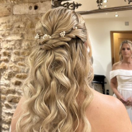  #halfuphair #weddingmorning #bridalmakeup #bridalhair #relaxedupdo #weddinghair #bohobride #bohohair #relaxedcurls