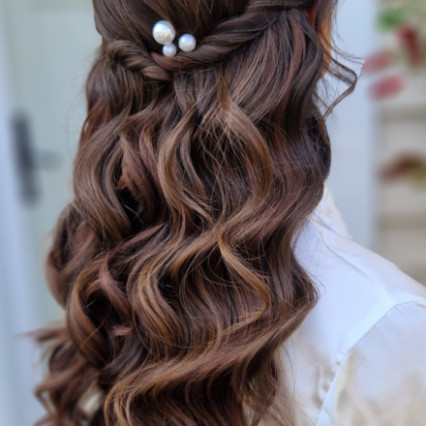 A half-up hairstyle created with a twist and accessorized with pearls. Bridal hairstyling using hair extensions at Blake Hall, Essex. - #halfuphair #brunette #hairextensions #halfuphalfdown #essexbride #clipinhairextensions #brunettebride