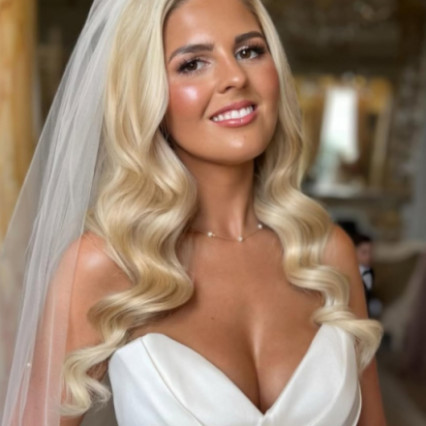 A trending look for several years, it's a beautiful glamour wave for this Gosfield Hall bride! - #hairextensions #hollywoodwaves #hollywoodglamour #gosfieldhall #blondebride #clipinhairextensions