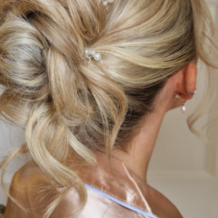 A modern twisted pleat or french twist updo at Gosfield Hall Wedding Venue in Essex. - #frenchroll #modernbride #modernhair #beautifulhair #modernfrenchpleat