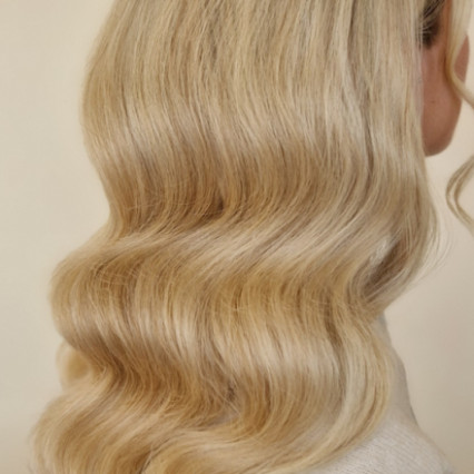 Golden blonde glamour waves, a trending take on the classic Old Hollywood style! - #blonde #glambride #hollywoodwaves #glamouroushair #clipinhairextensions