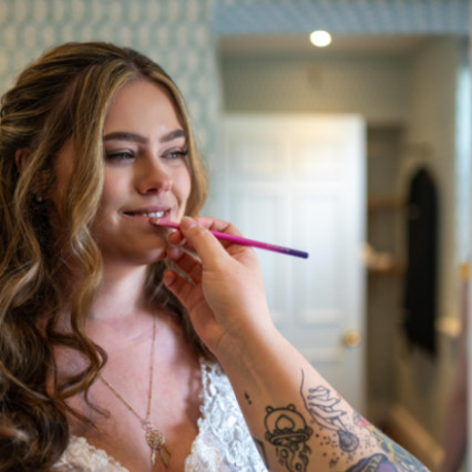 Makeup top up for Becky just before she walked down the aisle ☺️ - Photography by: Martin Jones. #glamorous #naturalmakeup #halfuphair #weddingmorning #gettingready #bridalmakeup #meatwork #prep
