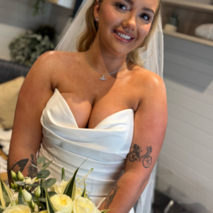 Bridal hair & makeup by me - #classic #glamorous #blonde #weddingmorning #bridalmakeup #weddinghair #hollywoodwaves
