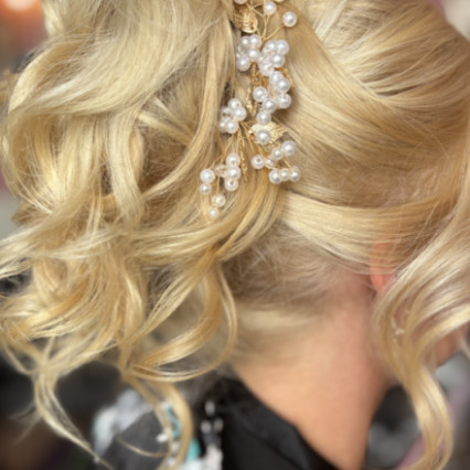 Bridal updo designed to add volume and fullness, ideal for fine hair. Carefully structured for a secure and natural-looking result. - #bridesmaidhair