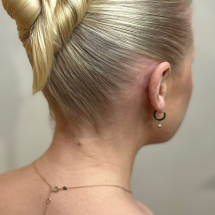  Photography by: Amineh. #sleekbun