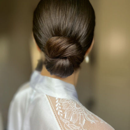  #lowbun #modernhair #modernbride #simplebun #timelessbeauty #hampshirehair #simplehair #hampshirehairandmakeup