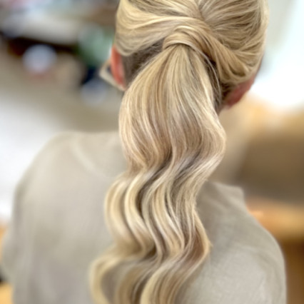 #weddinghair #coolbride #ponytail #modernbride #effortlesshair #modernhair #naturalhair #bridalpony #bridalhair