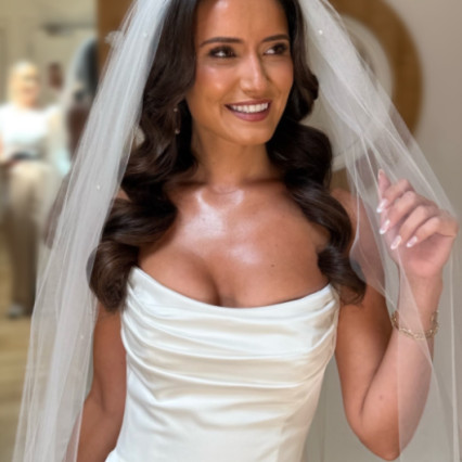 Bronzed makeup look on the modern bride, elevating her natural beauty and strategically enhancing her features with a colour palette that suited her skin tone, eye colour and hair colour. - Photography by: Leanna Codd. #classic #fresh #glowingskin #timeless #modernbride #bronzedmakeup