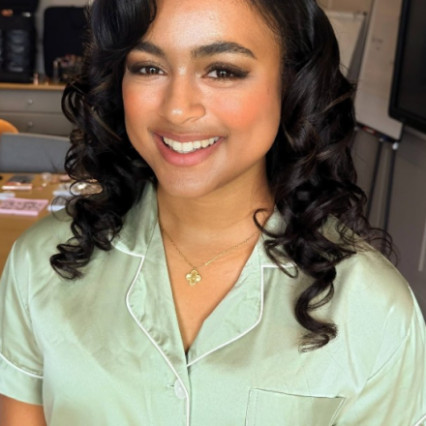 My lovely client didn't want super heavy makeup. So here I applied foundation in the right place, blush and contoured her beautiful cheekbones 

Makeup doesn't ever have to be heavy. Her showcases natural makeup at its best! - #naturalmakeup #bridalmakeup #glowingskin