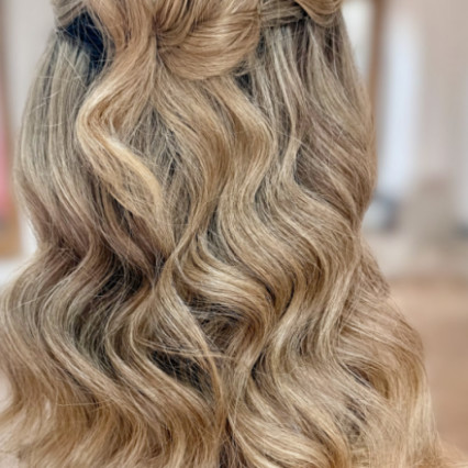 half up waves - Photography by: unknown. #boho #halfuphair #bridalhair