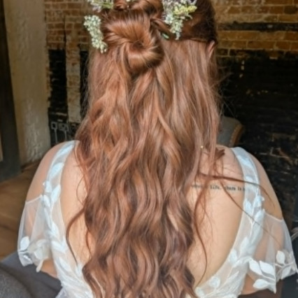 Bride getting ready at Clock Barn, Hampshire - Photography by: Toni Searle. #bohemian