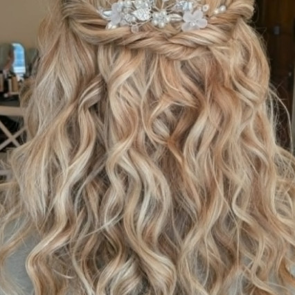 Bridesmaid getting ready at The Post Barn, Berkshire - Photography by: Toni Searle. #bohemian