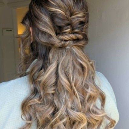Bridesmaid getting ready at Wasing Park, Berkshire - Photography by: Toni Searle. #bohemian