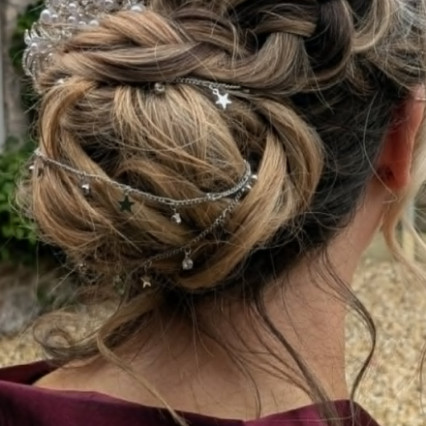 Bridesmaid getting ready at Clevedon Hall, Bristol - Photography by: Toni Searle. #bohemian