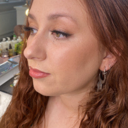 This lady opted for a very light neutral looking makeup with a simple liner and flawless skin - #naturalmakeup #softmakeup #lightmakeup