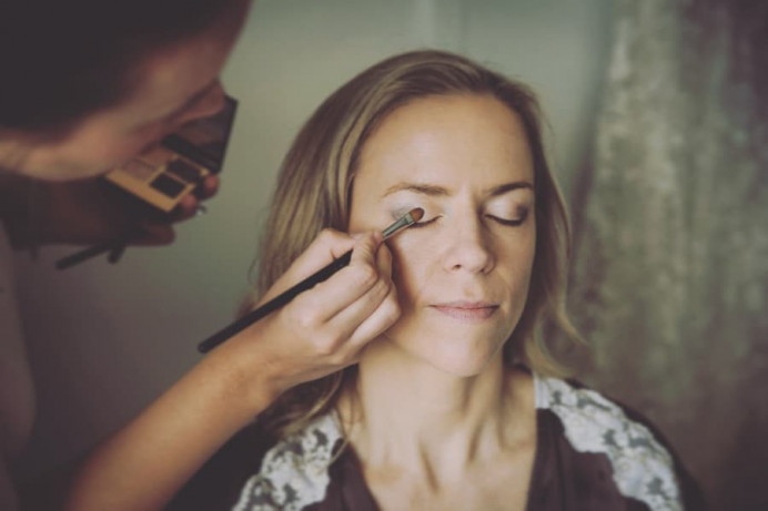 Nansi was a delightful photographer to work with as I worked my first destination wedding in Sydney! Here I am making up Emma on the morning of her wedding in Cronulla. - Make Me Bridal Artist: Alice Rose Brides. Photography by: Nansi Pahlberg. #naturalmakeup #bridalmakeup