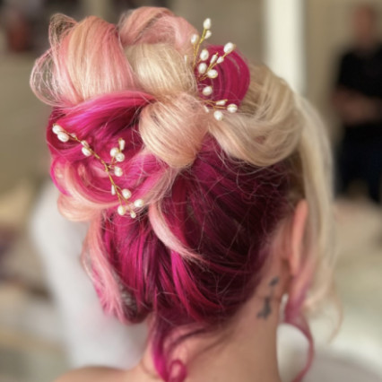 The most perfect colour combo to show of this gorgeous messy high bun - Photography by: na. #bridalhair #updo #messybun #hairup #highbun