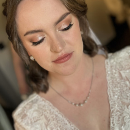 Soft glam with a strong wing! Remember your wedding day makeup should make you feel like YOU! - Photography by: Na. #naturalmakeup #bridalmakeup #wingedliner #weddingmakeup