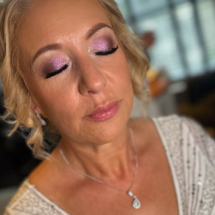 Absolutely adored this beautiful bridal glam! Kates wanted a pop of colour for her wedding day glam and I think it’s save to say her colour choice was perfect! - Photography by: Na. #glamorous #smokeyeye #matureskin #maturebride #flawlessskin