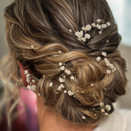 A textured, messy low bun for my beautiful bride adorned with delicate pearls and dried flowers! - Photography by: Na. #bridalhair #relaxedupdo #romantichairup #hairup #lowbun