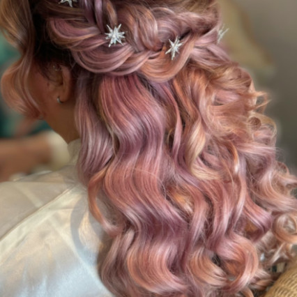 One of my favourite half up hairstyles I’ve ever done! The fishtail braid, the soft waves, the accessories! It’s just chef kiss 🤌 - Photography by: Na. #halfuphair #bridalhair #braid #weddinghair #celestial