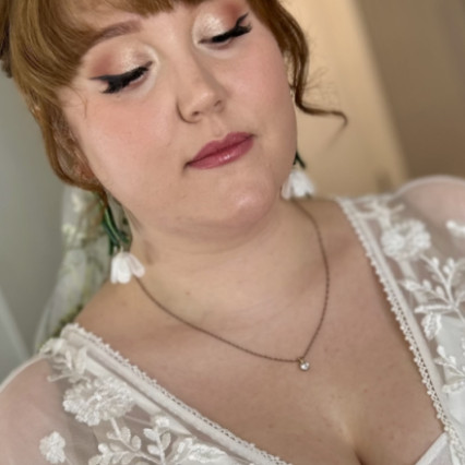 My gorgeous alt bride Liz who wanted a soft glowy makeup that would suit her fairytale wedding day vibes but could work with a strong winged liner! - Photography by: Na. #naturalmakeup #wingedliner #glowingskin #softglam