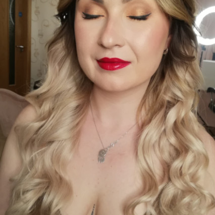 Please visit my page with price list below.
#bridal #eventsmakeup #bridalhair #makeup #beyondtheuk #opendiary2027 #manchesterbrides #cheshireweddings #weddings #bridesmaids #motherofbrides #proms - #glamorous