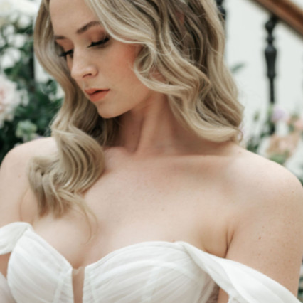 Glamorous Bridal hair and Makeup with polished Hollywood waves and soft gland make-up creating an elegant, timeless finish. Exceptional Bridal hair and Makeup for modern brides across Somerset and the wider Southwest. - Photography by: Charlotte Griffiths photographer. #glamorous #bridalmakeup #bridalhair #hollywoodwaves #somerset #softglammakeup