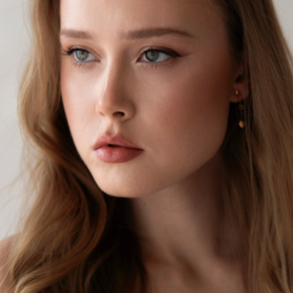 Soft classic bride - Photography by: Alex Makhlai. #naturalmakeup #curls #softmakeup