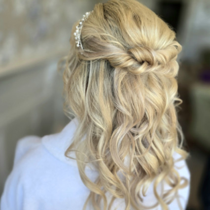 Beautiful half up half down with curls and twists - Photography by: bridalbyrachellouise. #boho #curls #blonde #halfuphair