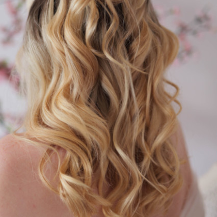  Photography by: Na. #halfuphair #curls #weddinghair #bridalhair