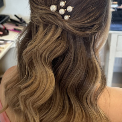  #halfuphair #bridalhair #hairup #bridesmaidhair #bridalhairstylist