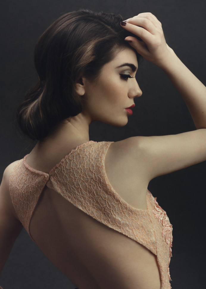 Lucy modelling a stunning vintage look with a sultry smokey eye and red lip for ultimate glamour. - Make Me Bridal Artist: V M hair and makeup. Photography by: Matt Marcus. #classic #vintage #smokeyeyes #waves #redlip