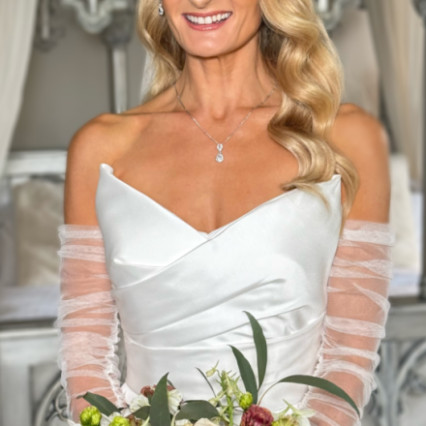  #glamorous #bridalmakeup #bridalhairandmakeup #bridalmakeupartist #bridallook #bridalmua #timelessbeauty #radiantskin #luxurywedding #dewymakeup