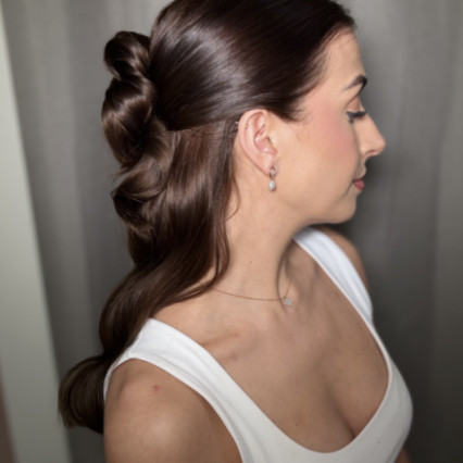 Half-up Half-down style with a twist at the back - Photography by: Myself. #halfuphair #halfuphalfdown #modernbride