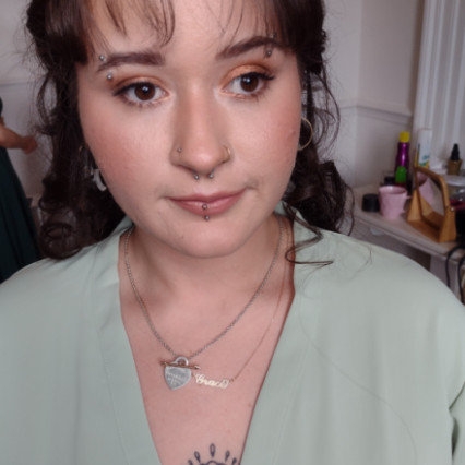 Alternative soft glam makeup style for a bridesmaid - #bridesmaidhairandmakeup #bridesmaidmakeup #alternative #softglammakeup