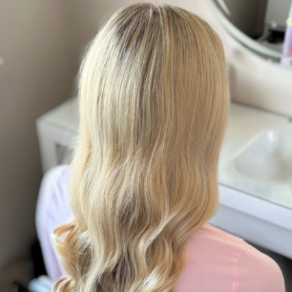 Modern bridal vibes, with these stunning soft curls. - #classic #curls #soft #weddinghair #hairstyling