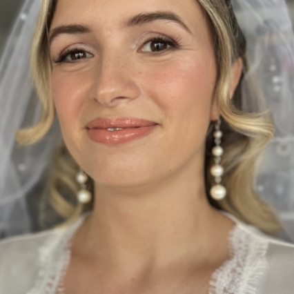 #classic #naturalmakeup #halfuphair #bridalmakeup #bridalhair #weddinghair #bridalhair #bridesmaidhairandmakeup #natural #weddinghairandmakeup #bride #weddingmakeup #glowingskin #weddingmakupartist #radiant #glowingmakeup #radiantskin #radiantbride