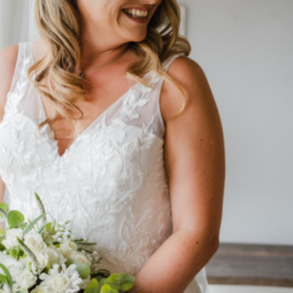This bride wanted to mix Hollywood waves with a more modern wave - #bridalhair #loosewaves #hollywoodglamour #hairdown
