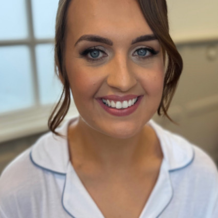 This bride opted for a soft glam make up with a classic undo. - #classic #bridalmakeup #bridalhairandmakeup #glambride #bridalhair #softglammakeup
