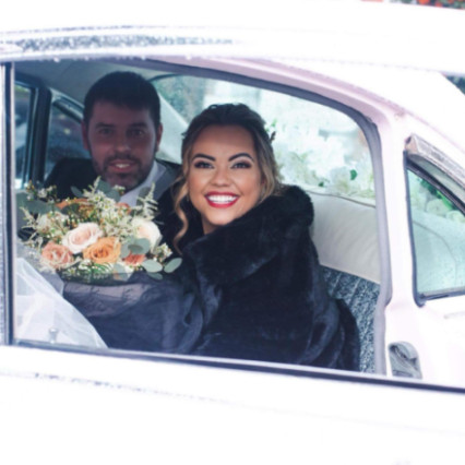 Red lip, glam make-up and classic, soft updo - #classic #glamorous #bridalmakeup #bridalhair #winterwedding #winterweddingmakeup #christmaswedding #hollywoodglamour