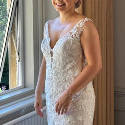 Textured up do and soft glam make-up - #glamorous #bridalhair #bridalmakeup #hairup #bridalupdo