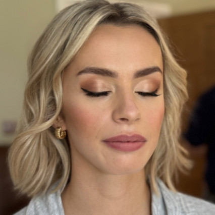 Soft glam make-up and loose waves - #bridalmakeup #bridesmaidhairandmakeup #bridesmaidmakeup #softglammakeup