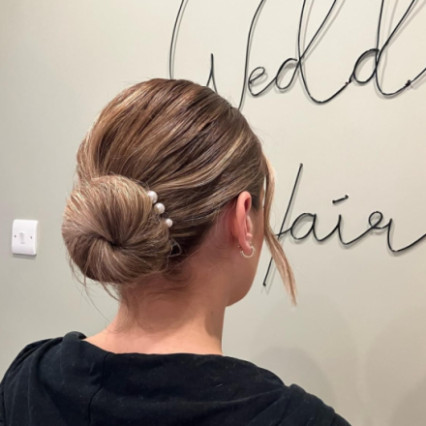 A sleek classics bun for a wedding guest - #meatwork #hairup #lowbun #weddinghair